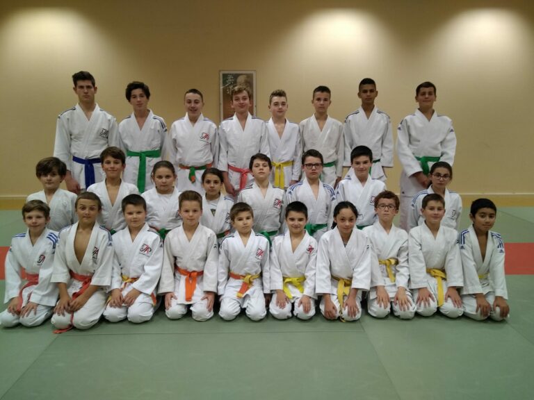 Ados serieux scaled 1 768x576